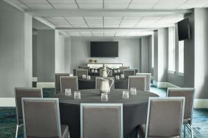 Redmont Hotel Birmingham - Curio Collection by Hilton的电视和/或娱乐中心