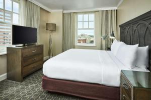 伯明翰Redmont Hotel Birmingham - Curio Collection by Hilton的配有一张大床和一台电视的酒店房间 更多35张照片