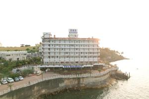 MāvalliRNS Residency Sea View的位于水边悬崖上的一家大酒店