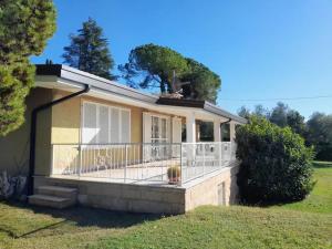 a house with a large porch with a balcony at Villa Cà Brusà in Bardolino