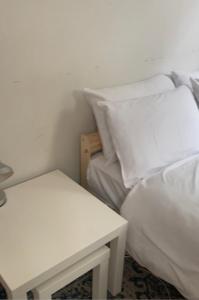 Zimmer mit einem Bett, einem Tisch und Kissen in der Unterkunft Cleddon in Bournemouth