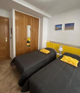 um quarto com duas camas num quarto em MARGO EL EDEN Residencial em Gandia