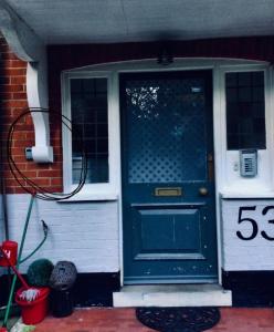 eine blaue Vordertür eines Hauses mit in der Unterkunft Cleddon in Bournemouth