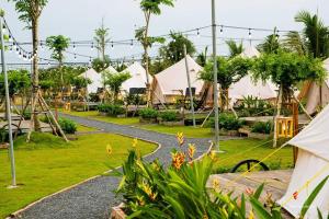 - un groupe de tentes dans un parc arboré dans l'établissement Sky Camping, à Củ Chi
