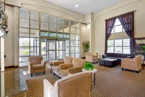 羅根的住宿－Quality Inn Logan near University，带沙发和椅子的客厅以及窗户。