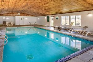 ein großer Pool mit blauem Wasser in einem Gebäude in der Unterkunft Quality Inn Logan near University in Logan