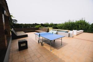 Stolní tenis v ubytování Loredo Surf House nebo okolí