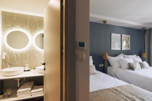 Habitación de hotel con 2 camas y lavamanos en Makarska City Bay Studios, en Makarska
