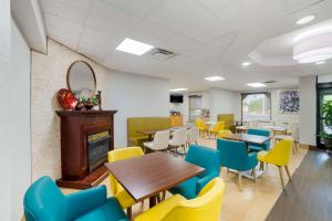 uma sala de jantar com cadeiras e mesas coloridas em Comfort Inn Asheville Airport em Fletcher
