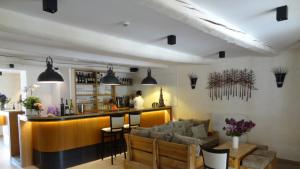 sala de estar con sofá y bar en Auberge Quintessence, en Roubion