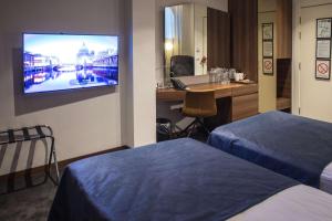 TV a/nebo společenská místnost v ubytování Best Western Premier Natalija Residence