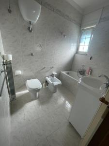 ein Badezimmer mit einem WC, einer Badewanne und einem Waschbecken in der Unterkunft Dolce Vita Rooms in Lecce