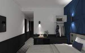 ein Schlafzimmer mit einem Bett und einer blauen Wand in der Unterkunft Logis Hotel Darcy Dijon Centre in Dijon