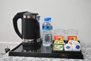 Příslušenství pro přípravu čaje a kávy v ubytování Hotel Shri Devi Comforts Inn