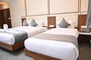 Postel nebo postele na pokoji v ubytování Hotel Shri Devi Comforts Inn