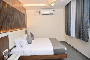 Postel nebo postele na pokoji v ubytování Hotel Shri Devi Comforts Inn