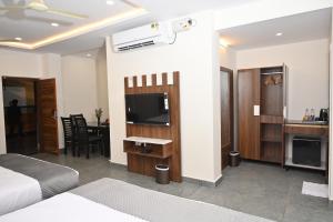 TV a/nebo společenská místnost v ubytování Hotel Shri Devi Comforts Inn