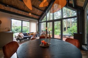 Fantastisch luxe boshuis I Onthaasten in de natuur في إمست: غرفة طعام مع طاولة وكراسي خشبية كبيرة