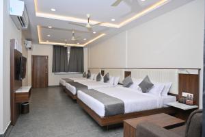 Postel nebo postele na pokoji v ubytování Hotel Shri Devi Comforts Inn