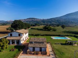 an aerial view of a house with a pool at Casale San Rufino D'Arce in Assisi