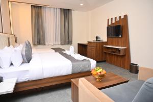Postel nebo postele na pokoji v ubytování Hotel Shri Devi Comforts Inn