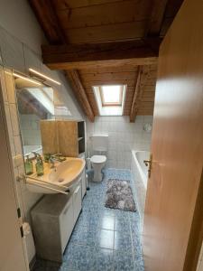 La salle de bains est pourvue d'un lavabo et de toilettes. dans l'établissement BullsLiving Seeapartment 6 Am Corso, à Velden am Wörther See