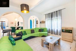 Area soggiorno di Spacious Villa with Private Pool & BBQ in St'Pauls by 360 Estates