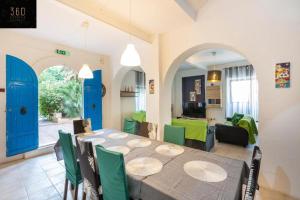 Area soggiorno di Spacious Villa with Private Pool & BBQ in St'Pauls by 360 Estates