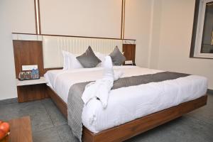 Postel nebo postele na pokoji v ubytování Hotel Shri Devi Comforts Inn