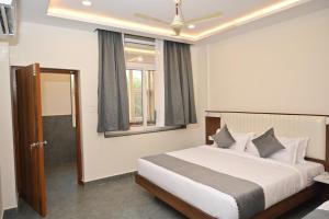 Postel nebo postele na pokoji v ubytování Hotel Shri Devi Comforts Inn