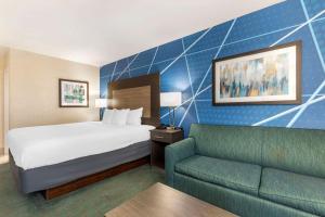 Postel nebo postele na pokoji v ubytování Comfort Inn Dallas North Love Field Airport