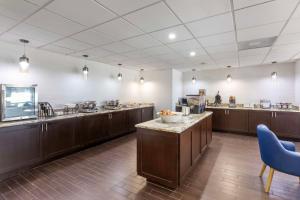 Kuchyň nebo kuchyňský kout v ubytování Comfort Inn Dallas North Love Field Airport