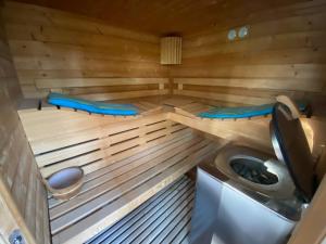 an inside view of a sauna with a toilet at Greenland 15pers jacuzzi sauna airhockey billard in Hudimesnil