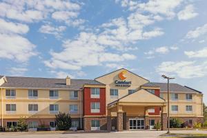 a hotel with a sign on the front of it at Comfort Inn & Suites Ankeny - Des Moines in Ankeny