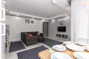 un soggiorno con un tavolo e un divano di 6-Şehir Merkezinde Büyük Modern Daire a Antalya (Adalia)