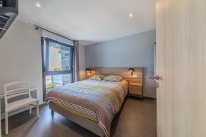 un dormitorio con una cama y una ventana en Résidence Le Rêve Apt 209, en La Tranche-sur-Mer 17 fotos más