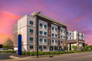 un rendimiento de un edificio en Comfort Inn & Suites, en Clarksville