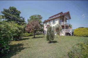 uma casa grande com um quintal em frente em Maison sur l'eau avec jardin et piscine em Bellerive-sur-Allier