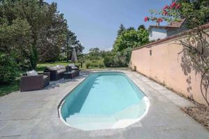 uma piscina no quintal de uma casa em Maison sur l'eau avec jardin et piscine em Bellerive-sur-Allier