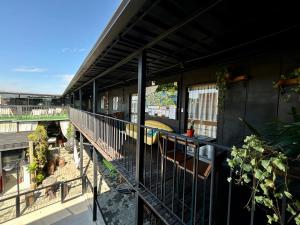 a black building with plants on a balcony at Pousada Canto do Gravatá in Penha