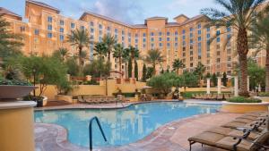 een hotel met een groot zwembad voor een gebouw bij 2 Bd Grand Desert Resort resort in Las Vegas