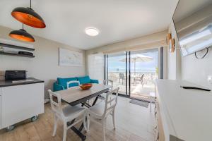 Una cocina y un comedor con mesa y sillas. en Résidence Le Rêve Apt 209, en La Tranche-sur-Mer