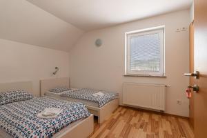 מיטה או מיטות בחדר ב-Apartments Lavrič - Happy Rentals