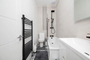 ロンドンにあるEuston/Fitzrovia - Brand new 2 bed, 5* SuperHostの白いバスルーム(トイレ、シンク付)