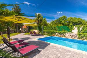 Bazén v ubytovaní Villa Cati Ferienhaus mit beheiztem Pool alebo v jeho blízkosti