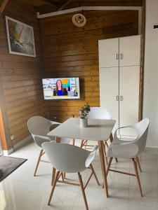 TV a/nebo společenská místnost v ubytování Le Kokon chic