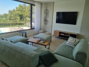 uma sala de estar com dois sofás e uma grande janela em Villa Lumi em Porec