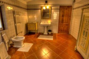 a bathroom with a toilet and a sink at Villa Luciano in Lastra a Signa +10 photos