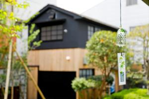 un alimentador de aves colgado frente a una casa en 炉之宿 淀川 en Osaka