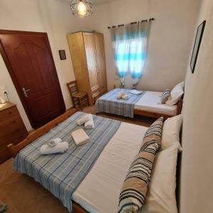 Un pat sau paturi într-o cameră la Omisu Apartments